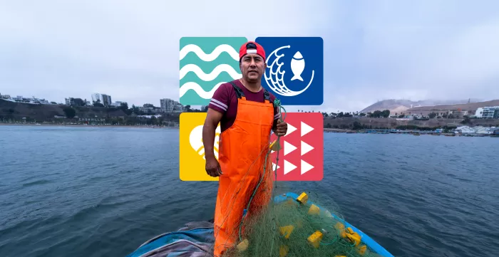 Pescador con gorra roja y overol naranja sostiene una red de pesca en una lancha sobre el mar, con la costa y edificios de una ciudad al fondo. Detrás del pescador, se observa el logo dle proyecto Pesca Justa